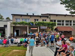 1. Zbiranje pohodnikov pri muzeju v Mirni Peči.